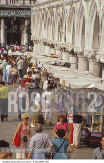 Localizzazione:..VENEZIA / S. MARCO..Oggetto:..Soggetto:..BANCARELLE DI SOUVENIR ..Cronologia: ....Definizione Culturale:..   Autore: ....   Stile: ..   Editori/Stampatori:..   Committenza:..Materia e Tecnica:..Collocazione:..Note:..MONUMENTALE ARREDO URBANO..Riproduzione Fotografica:..Graziano Arici/Rosebud2 .Copyright:..Graziano Arici/Rosebud2 .Data:..1995..Costo:..A..