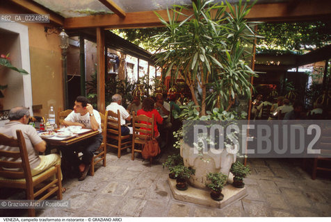 Localizzazione:..VENEZIA / S. MARCO..Oggetto:..Soggetto:..CAMPIELLO TRASFORMATO IN RISTORANTE / VERA DA POZZO..Cronologia: ....Definizione Culturale:..   Autore: ....   Stile: ..   Editori/Stampatori:..   Committenza:..Materia e Tecnica:..Collocazione:..Note:..MONUMENTALE ARREDO URBANO DEGRADO..Riproduzione Fotografica:..Graziano Arici/Rosebud2 .Copyright:..Graziano Arici/Rosebud2 .Data:..1995..Costo:..A..