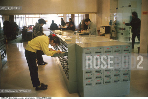 Localizzazione:..VENEZIA / DORSODURO..Oggetto:..Soggetto:..BIBLIOTECA GENERALE UNIVERSITARIA / SCHEDARIO GENERALE STUDENTI / PALAZZO BERNARDO UNIVERSITA..Cronologia: ....Definizione Culturale:..   Autore: ....   Stile: ..   Editori/Stampatori:..   Committenza:..Materia e Tecnica:..Collocazione:..Note:..MONUMENTALE..Riproduzione Fotografica:..Graziano Arici/Rosebud2 .Copyright:..Graziano Arici/Rosebud2 .Data:..1995..Costo:..A..