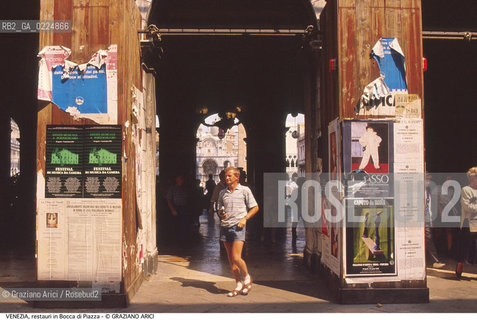 Localizzazione:..VENEZIA / S. MARCO..Oggetto:..Soggetto:..RESTAURO IN BOCCA DI PIAZZA / LAVORI IN CORSO COPERTURA IN LEGNO ..Cronologia: ....Definizione Culturale:..   Autore: ....   Stile: ..   Editori/Stampatori:..   Committenza:..Materia e Tecnica:..Collocazione:..Note:..MONUMENTALE ARREDO URBANO..Riproduzione Fotografica:..Graziano Arici/Rosebud2 .Copyright:..Graziano Arici/Rosebud2 .Data:..1995..Costo:..A..