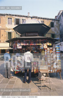 Localizzazione:..VENEZIA / CASTELLO..Oggetto:..Soggetto:..EDICOLA DI GIORNALI IN CAMPO SS. FILIPPO E GIACOMO..Cronologia: ....Definizione Culturale:..   Autore: ....   Stile: ..   Editori/Stampatori:..   Committenza:..Materia e Tecnica:..Collocazione:..Note:..MONUMENTALE ARREDO URBANO..Riproduzione Fotografica:..Graziano Arici/Rosebud2 .Copyright:..Graziano Arici/Rosebud2 .Data:..1995..Costo:..A..