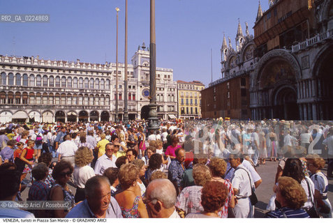 Localizzazione:..VENEZIA / S. MARCO..Oggetto:..Soggetto:..TURISTI IN PIAZZA SAN MARCO..Cronologia: ....Definizione Culturale:..   Autore: ....   Stile: ..   Editori/Stampatori:..   Committenza:..Materia e Tecnica:..Collocazione:..Note:..MONUMENTALE TURISMO..Riproduzione Fotografica:..Graziano Arici/Rosebud2 .Copyright:..Graziano Arici/Rosebud2 .Data:..1995..Costo:..A..