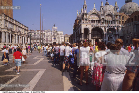 Localizzazione:..VENEZIA / S. MARCO..Oggetto:..Soggetto:..CODA DI TURISTI IN PIAZZA SAN MARCO..Cronologia: ....Definizione Culturale:..   Autore: ....   Stile: ..   Editori/Stampatori:..   Committenza:..Materia e Tecnica:..Collocazione:..Note:..MONUMENTALE TURISMO..Riproduzione Fotografica:..Graziano Arici/Rosebud2 .Copyright:..Graziano Arici/Rosebud2 .Data:..1995..Costo:..A..