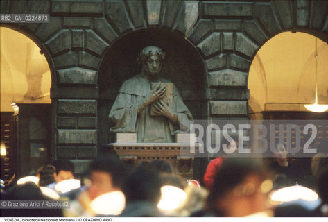 Localizzazione:..VENEZIA / S. MARCO..Oggetto:..Soggetto:..BIBLIOTECA NAZIONALE MARCIANA / SALA DI LETTURA / STATUA DI FRANCESCO PETRARCA..Cronologia: ....Definizione Culturale:..   Autore: ....   Stile: ..   Editori/Stampatori:..   Committenza:..Materia e Tecnica:..Collocazione:..Note:..MONUMENTALE..Riproduzione Fotografica:..Graziano Arici/Rosebud2 .Copyright:..Graziano Arici/Rosebud2 .Data:..1995..Costo:..A..