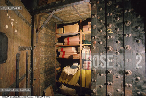 Localizzazione:..VENEZIA / S. MARCO..Oggetto:..Soggetto:..BIBLIOTECA NAZIONALE MARCIANA / ANTICHI FORZIERI DELLA ZECCA ADIBITI A DEPOSITO LIBRI ..Cronologia: ....Definizione Culturale:..   Autore: ....   Stile: ..   Editori/Stampatori:..   Committenza:..Materia e Tecnica:..Collocazione:..Note:..MONUMENTALE..Riproduzione Fotografica:..Graziano Arici/Rosebud2 .Copyright:..Graziano Arici/Rosebud2 .Data:..1995..Costo:..A..