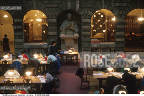 Localizzazione:..VENEZIA / S. MARCO..Oggetto:..Soggetto:..BIBLIOTECA NAZIONALE MARCIANA / SALA DI LETTURA / STATUA DI FRANCESCO PETRARCA..Cronologia: ..XVI SECOLO..Definizione Culturale:..   Autore: ..JACOPO SANSOVINO..   Stile: ..   Editori/Stampatori:..   Committenza:..Materia e Tecnica:..Collocazione:..Note:..MONUMENTALE..Riproduzione Fotografica:..Graziano Arici/Rosebud2 .Copyright:..Graziano Arici/Rosebud2 .Data:..1995..Costo:..A..