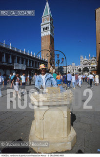 Localizzazione:..VENEZIA / S. MARCO..Oggetto:..Soggetto:..VENDITORE DI GRANTURCO IN PIAZZA SAN MARCO / VERA DA POZZO KITSCH..Cronologia: ....Definizione Culturale:..   Autore: ....   Stile: ..   Editori/Stampatori:..   Committenza:..Materia e Tecnica:..Collocazione:..Note:..MONUMENTALE ARREDO URBANO..Riproduzione Fotografica:..Graziano Arici/Rosebud2 .Copyright:..Graziano Arici/Rosebud2 .Data:..1995..Costo:..A..