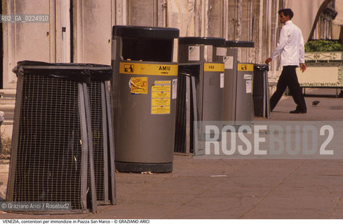 Localizzazione:..VENEZIA / S. MARCO..Oggetto:..Soggetto:..CONTENITORI PER IMMONDIZIE IN PIAZZA SAN MARCO / AMIU RIFIUTI..Cronologia: ....Definizione Culturale:..   Autore:.. ..   Stile:..   Editori/Stampatori:..   Committenza:..Materia e Tecnica:..Collocazione:..Note:..MONUMENTALE ARREDO URBANO..Riproduzione Fotografica:..Graziano Arici/Rosebud2 .Copyright:..Graziano Arici/Rosebud2 .Data:..1995..Costo:..A..