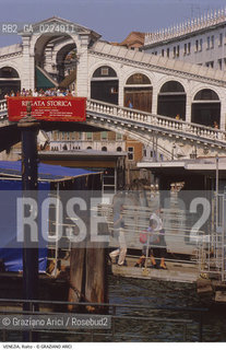 Localizzazione:..VENEZIA / S. MARCO..Oggetto:..Soggetto:..PONTE DI RIALTO E PONTILI ACTV ..Cronologia: ..XVI SECOLO..Definizione Culturale:..   Autore:..ANTONIO DA PONTE ..   Stile:..   Editori/Stampatori:..   Committenza:..Materia e Tecnica:..Collocazione:..Note:..MONUMENTALE ARREDO URBANO..Riproduzione Fotografica:..Graziano Arici/Rosebud2 .Copyright:..Graziano Arici/Rosebud2 .Data:..1995..Costo:..A..