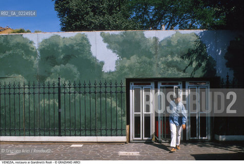 Localizzazione:..VENEZIA / S. MARCO..Oggetto:..Soggetto:..RESTAURO AI GIARDINETTI REALI / COPERTURA ..Cronologia: ....Definizione Culturale:..   Autore: ....   Stile: ..   Editori/Stampatori:..   Committenza:..Materia e Tecnica:..Collocazione:..Note:..MONUMENTALE ARREDO URBANO..Riproduzione Fotografica:..Graziano Arici/Rosebud2 .Copyright:..Graziano Arici/Rosebud2 .Data:..1995..Costo:..A..