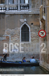 Localizzazione:..VENEZIA / S. MARCO..Oggetto:..Soggetto:..SEGNALI IN RIO DELLA VERONA / SENSO UNICO GONDOLA..Cronologia: ....Definizione Culturale:..   Autore: ....   Stile: ..   Editori/Stampatori:..   Committenza:..Materia e Tecnica:..Collocazione:..Note:..MONUMENTALE ARREDO URBANO..Riproduzione Fotografica:..Graziano Arici/Rosebud2 .Copyright:..Graziano Arici/Rosebud2 .Data:..1995..Costo:..A..
