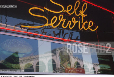 Localizzazione:..VENEZIA / S. MARCO..Oggetto:..Soggetto:..INSEGNA AL NEON SELF SERVICE A RIALTO / KITSCH..Cronologia: ....Definizione Culturale:..   Autore: ....   Stile: ..   Editori/Stampatori:..   Committenza:..Materia e Tecnica:..Collocazione:..Note:..MONUMENTALE ARREDO URBANO..Riproduzione Fotografica:..Graziano Arici/Rosebud2 .Copyright:..Graziano Arici/Rosebud2 .Data:..1995..Costo:..A..