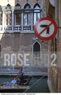 Localizzazione:..VENEZIA / S. MARCO..Oggetto:..Soggetto:..SEGNALE DI DIVIETO IN RIO DELLA VERONA / SENSO UNICO..Cronologia: ....Definizione Culturale:..   Autore: ....   Stile: ..   Editori/Stampatori:..   Committenza:..Materia e Tecnica:..Collocazione:..Note:..MONUMENTALE ARREDO URBANO..Riproduzione Fotografica:..Graziano Arici/Rosebud2 .Copyright:..Graziano Arici/Rosebud2 .Data:..1995..Costo:..A..