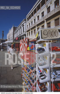 Localizzazione:..VENEZIA / CASTELLO..Oggetto:..Soggetto:..BANCARELLE IN RIVA DEGLI SCHIAVONI / AUTOMOBILINE KITSCH..Cronologia: ....Definizione Culturale:..   Autore: ....   Stile: ..   Editori/Stampatori:..   Committenza:..Materia e Tecnica:..Collocazione:..Note:..MONUMENTALE ARREDO URBANO..Riproduzione Fotografica:..Graziano Arici/Rosebud2 .Copyright:..Graziano Arici/Rosebud2 .Data:..1995..Costo:..A..