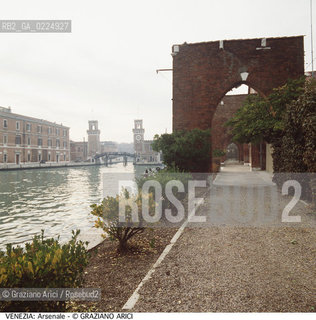 Localizzazione:..VENEZIA / CASTELLO..Oggetto:..Soggetto:..ARSENALE VECCHIO DARSENA INGRESSO / ARCHI..Cronologia: ..XIV XIX SECOLO..Definizione Culturale:..   Autore: ....   Stile: ..NEOGOTICO..   Editori/Stampatori:..   Committenza:..Materia e Tecnica:..Collocazione:..Note:..ARCHEOLOGIA INDUSTRIALE..Riproduzione Fotografica:..Graziano Arici/Rosebud2 .Copyright:..Graziano Arici/Rosebud2 .Data:..1990..Costo:..A..