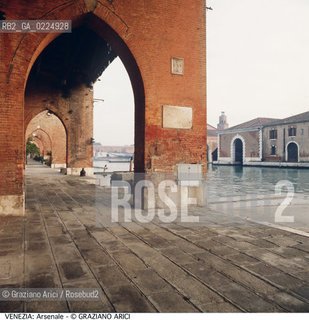 Localizzazione:..VENEZIA / CASTELLO..Oggetto:..Soggetto:..ARSENALE VECCHIO DARSENA / ARCHI..Cronologia: ..XIV XIX SECOLO..Definizione Culturale:..   Autore: ....   Stile: ..NEOGOTICO..   Editori/Stampatori:..   Committenza:..Materia e Tecnica:..Collocazione:..Note:..ARCHEOLOGIA INDUSTRIALE..Riproduzione Fotografica:..Graziano Arici/Rosebud2 .Copyright:..Graziano Arici/Rosebud2 .Data:..1990..Costo:..A..