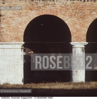 Localizzazione:..VENEZIA / CASTELLO..Oggetto:..Soggetto:..ARSENALE GAGGIANDRE / DARSENA..Cronologia: ..XVI SECOLO..Definizione Culturale:..   Autore: ..JACOPO SANSOVINO..   Stile: ..   Editori/Stampatori:..   Committenza:..Materia e Tecnica:..Collocazione:..Note:..ARCHEOLOGIA INDUSTRIALE..Riproduzione Fotografica:..Graziano Arici/Rosebud2 .Copyright:..Graziano Arici/Rosebud2 .Data:..1990..Costo:..A..