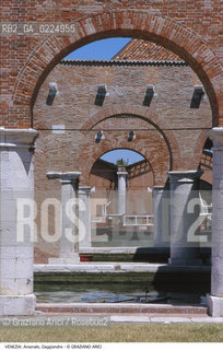 Localizzazione:..VENEZIA / CASTELLO..Oggetto:..Soggetto:..ARSENALE GAGGIANDRE / DARSENE..Cronologia: ..XVI SECOLO..Definizione Culturale:..   Autore: ..JACOPO SANSOVINO..   Stile: ..   Editori/Stampatori:..   Committenza:..Materia e Tecnica:..Collocazione:..Note:..ARCHEOLOGIA INDUSTRIALE..Riproduzione Fotografica:..Graziano Arici/Rosebud2 .Copyright:..Graziano Arici/Rosebud2 .Data:..1990..Costo:..A..