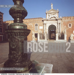 Localizzazione:..VENEZIA / CASTELLO..Oggetto:..Soggetto:..ARSENALE INGRESSO DA TERRA / PILO PORTASTENDARDO / PORTALE CAMPO DELL ARSENALE..Cronologia: ..XV XVII SECOLO..Definizione Culturale:..   Autore: ..ANTONIO GAMBELLO..GIOVANNI FRANCESCO ALBERGHETTI.. Stile: ..RINASCIMENTO..   Editori/Stampatori:..   Committenza:..Materia e Tecnica:..BRONZO..Collocazione:..Note:....Riproduzione Fotografica:..Graziano Arici/Rosebud2 .Copyright:..Graziano Arici/Rosebud2 .Data:..1990..Costo:..A..