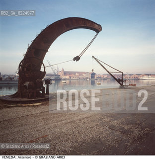 Localizzazione:..VENEZIA / CASTELLO..Oggetto:..Soggetto:..DARSENA ARSENALE NUOVISSIMO / GRU A COLLO D OCA..Cronologia: ..XIX SECOLO..Definizione Culturale:..   Autore: ....   Stile: ..   Editori/Stampatori:..   Committenza:..Materia e Tecnica:..Collocazione:..Note:..ARCHEOLOGIA INDUSTRIALE..Riproduzione Fotografica:..Graziano Arici/Rosebud2 .Copyright:..Graziano Arici/Rosebud2 .Data:..1990..Costo:..A..