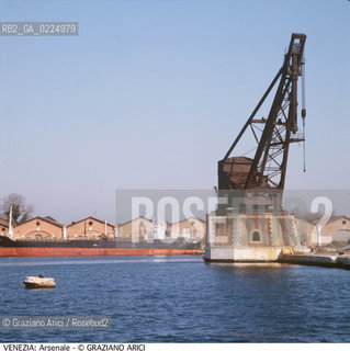 Localizzazione:..VENEZIA / CASTELLO..Oggetto:..Soggetto:..DARSENA ARSENALE NUOVO / GRU IDRAULICA ..Cronologia: ..XIX SECOLO..Definizione Culturale:..   Autore: ....   Stile: ..   Editori/Stampatori:..   Committenza:..Materia e Tecnica:..Collocazione:..Note:..ARCHEOLOGIA INDUSTRIALE..Riproduzione Fotografica:..Graziano Arici/Rosebud2 .Copyright:..Graziano Arici/Rosebud2 .Data:..1990..Costo:..A..