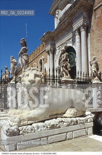 Localizzazione:..VENEZIA / CASTELLO..Oggetto:..Soggetto:..ARSENALE INGRESSO DA TERRA / LEONE..Cronologia: ....Definizione Culturale:..   Autore: ..   Stile: ..   Editori/Stampatori:..   Committenza:..Materia e Tecnica:..MARMO..Collocazione:..Note:....Riproduzione Fotografica:..Graziano Arici/Rosebud2 .Copyright:..Graziano Arici/Rosebud2 .Data:..1990..Costo:..A..