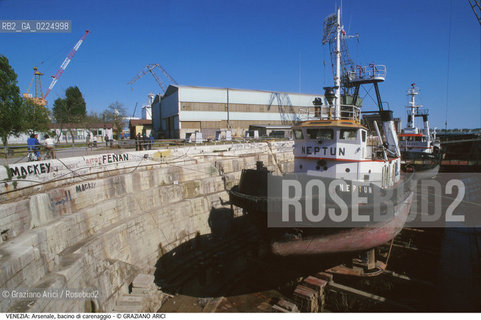 Localizzazione:..VENEZIA / CASTELLO..Oggetto:..Soggetto:..ARSENALE BACINO DI CARENAGGIO / RIMORCHIATORE..Cronologia: ....Definizione Culturale:..   Autore: ....   Stile: ....   Editori/Stampatori:..   Committenza:..Materia e Tecnica:..Collocazione:..Note:....Riproduzione Fotografica:..Graziano Arici/Rosebud2 .Copyright:..Graziano Arici/Rosebud2 .Data:..1990..Costo:..A..