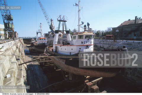 Localizzazione:..VENEZIA / CASTELLO..Oggetto:..Soggetto:..ARSENALE BACINO DI CARENAGGIO..Cronologia: ....Definizione Culturale:..   Autore: ....   Stile: ....   Editori/Stampatori:..   Committenza:..Materia e Tecnica:..Collocazione:..Note:....Riproduzione Fotografica:..Graziano Arici/Rosebud2 .Copyright:..Graziano Arici/Rosebud2 .Data:..1990..Costo:..A..