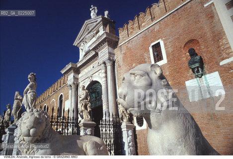 Localizzazione:..VENEZIA / CASTELLO..Oggetto:..Soggetto:..ARSENALE INGRESSO DA TERRA / PORTALE LEONI..Cronologia: ..XV SECOLO..Definizione Culturale:..   Autore: ..ANTONIO GAMBELLO..   Stile: ..RINASCIMENTO..   Editori/Stampatori:..   Committenza:..Materia e Tecnica:..Collocazione:..Note:....Riproduzione Fotografica:..Graziano Arici/Rosebud2 .Copyright:..Graziano Arici/Rosebud2 .Data:..1990..Costo:..A..