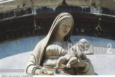 Localizzazione:..VENEZIA / CANNAREGIO..Oggetto:..Soggetto:..CHIESA DI S. MARIA DEI MIRACOLI / MADONNA COL BAMBINO SULLA LUNETTA DEL PORTALE..Cronologia: ..XV SECOLO..Definizione Culturale:..   Autore: ..GIORGIO LASCARIS / PIRGOTELES..   Stile:....   Editori/Stampatori:..   Committenza:..Materia e Tecnica:..SCULTURA..Collocazione:..Note:..MONUMENTALE ..Riproduzione Fotografica:..Graziano Arici/Rosebud2 .Copyright:..Graziano Arici/Rosebud2 .Data:..1995..Costo:..A..
