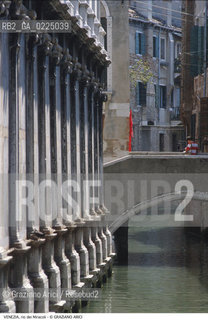 Localizzazione:..VENEZIA / CANNAREGIO..Oggetto:..Soggetto:..RIO DEI MIRACOLI / FIANCO DELLA CHIESA..Cronologia: ....Definizione Culturale:..   Autore: ....   Stile:....   Editori/Stampatori:..   Committenza:..Materia e Tecnica:....Collocazione:..Note:..MONUMENTALE ..Riproduzione Fotografica:..Graziano Arici/Rosebud2 .Copyright:..Graziano Arici/Rosebud2 .Data:..1995..Costo:..A..