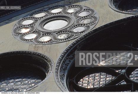 Localizzazione:..VENEZIA / CANNAREGIO..Oggetto:..Soggetto:..CHIESA DI S. MARIA DEI MIRACOLI / FRONTONE DELLA FACCIATA..Cronologia: ..XV SECOLO..Definizione Culturale:..   Autore: ..PIETRO LOMBARDO..   Stile:..RINASCIMENTO..   Editori/Stampatori:..   Committenza:..Materia e Tecnica:..MARMO..Collocazione:..Note:..MONUMENTALE ..Riproduzione Fotografica:..Graziano Arici/Rosebud2 .Copyright:..Graziano Arici/Rosebud2 .Data:..1995..Costo:..A..