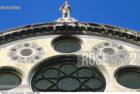 Localizzazione:..VENEZIA / CANNAREGIO..Oggetto:..Soggetto:..CHIESA DI S. MARIA DEI MIRACOLI / FRONTONE DELLA FACCIATA..Cronologia: ..XV SECOLO..Definizione Culturale:..   Autore: ..PIETRO LOMBARDO..   Stile:..RINASCIMENTO..   Editori/Stampatori:..   Committenza:..Materia e Tecnica:..MARMO..Collocazione:..Note:..MONUMENTALE ..Riproduzione Fotografica:..Graziano Arici/Rosebud2 .Copyright:..Graziano Arici/Rosebud2 .Data:..1995..Costo:..A..