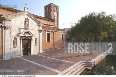 Localizzazione:..VENEZIA / DORSODURO..Oggetto:..Soggetto:..CHIESA E CAMPO DI S. NICOLO DEI MENDICOLI..Cronologia: ..XIII XV XVIII SECOLO..Definizione Culturale:..   Autore: ....   Stile:..VENETO BIZANTINO..   Editori/Stampatori:..   Committenza:..Materia e Tecnica:..Collocazione:..Note:..MONUMENTALE ..Riproduzione Fotografica:..Graziano Arici/Rosebud2 .Copyright:..Graziano Arici/Rosebud2 .Data:..1995..Costo:..A..