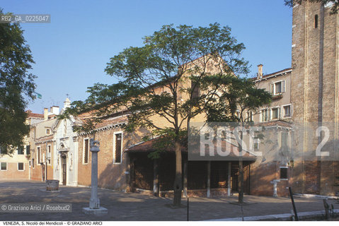 Localizzazione:..VENEZIA / DORSODURO..Oggetto:..Soggetto:..CHIESA E CAMPO DI S. NICOLO DEI MENDICOLI..Cronologia: ..XIII XV SECOLO..Definizione Culturale:..   Autore: ....   Stile:..VENETO BIZANTINO..   Editori/Stampatori:..   Committenza:..Materia e Tecnica:..Collocazione:..Note:..MONUMENTALE ..Riproduzione Fotografica:..Graziano Arici/Rosebud2 .Copyright:..Graziano Arici/Rosebud2 .Data:..1995..Costo:..A..