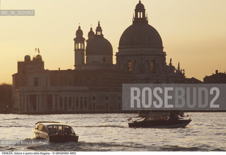 Localizzazione:..VENEZIA / DORSODURO..Oggetto:..Soggetto:..CHIESA DI S. MARIA DELLA SALUTE E PUNTA DELLA DOGANA / CUPOLE..Cronologia: ..XVII SECOLO..Definizione Culturale:..   Autore: ....   Stile:..   Editori/Stampatori:..   Committenza:..Materia e Tecnica:....Collocazione:..Note:..MONUMENTALE..Riproduzione Fotografica:..Graziano Arici/Rosebud2 .Copyright:..Graziano Arici/Rosebud2 .Data:..1995..Costo:..A..
