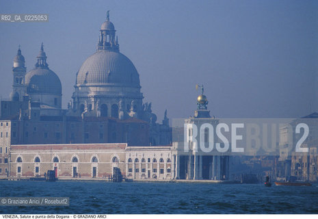 Localizzazione:..VENEZIA / DORSODURO..Oggetto:..Soggetto:..CHIESA DI S. MARIA DELLA SALUTE E PUNTA DELLA DOGANA / CUPOLE..Cronologia: ..XVII SECOLO..Definizione Culturale:..   Autore: ....   Stile:..   Editori/Stampatori:..   Committenza:..Materia e Tecnica:....Collocazione:..Note:..MONUMENTALE..Riproduzione Fotografica:..Graziano Arici/Rosebud2 .Copyright:..Graziano Arici/Rosebud2 .Data:..1995..Costo:..A..