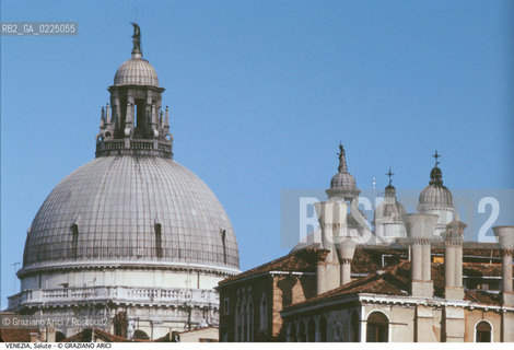 Localizzazione:..VENEZIA / DORSODURO..Oggetto:..Soggetto:..CHIESA DI S. MARIA DELLA SALUTE / CUPOLE..Cronologia: ..XVII SECOLO..Definizione Culturale:..   Autore: ..BALDASSARE LONGHENA..   Stile:..BAROCCO..   Editori/Stampatori:..   Committenza:..Materia e Tecnica:....Collocazione:..Note:..MONUMENTALE..Riproduzione Fotografica:..Graziano Arici/Rosebud2 .Copyright:..Graziano Arici/Rosebud2 .Data:..1995..Costo:..A..