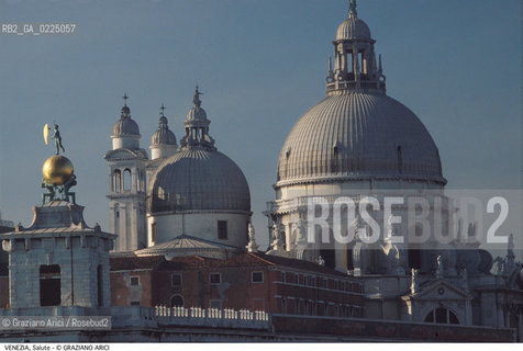 Localizzazione:..VENEZIA / DORSODURO..Oggetto:..Soggetto:..CHIESA DI S. MARIA DELLA SALUTE / CUPOLE E PUNTA DELA DOGANA..Cronologia: ..XVII SECOLO..Definizione Culturale:..   Autore: ..BALDASSARE LONGHENA..   Stile:..BAROCCO..   Editori/Stampatori:..   Committenza:..Materia e Tecnica:....Collocazione:..Note:..MONUMENTALE..Riproduzione Fotografica:..Graziano Arici/Rosebud2 .Copyright:..Graziano Arici/Rosebud2 .Data:..1995..Costo:..A..