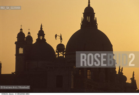 Localizzazione:..VENEZIA / DORSODURO..Oggetto:..Soggetto:..CHIESA DI S. MARIA DELLA SALUTE / PUNTA DELLA DOGANA CUPOLE TRAMONTO..Cronologia: ..XVII SECOLO..Definizione Culturale:..   Autore: ..BALDASSARE LONGHENA..   Stile:..BAROCCO..   Editori/Stampatori:..   Committenza:..Materia e Tecnica:....Collocazione:..Note:..MONUMENTALE..Riproduzione Fotografica:..Graziano Arici/Rosebud2 .Copyright:..Graziano Arici/Rosebud2 .Data:..1995..Costo:..A..