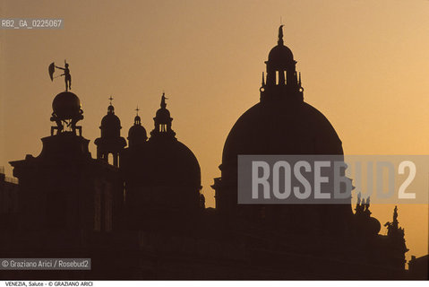 Localizzazione:..VENEZIA / DORSODURO..Oggetto:..Soggetto:..CHIESA DI S. MARIA DELLA SALUTE / PUNTA DELLA DOGANA CUPOLE TRAMONTO..Cronologia: ..XVII SECOLO..Definizione Culturale:..   Autore: ..BALDASSARE LONGHENA..   Stile:..BAROCCO..   Editori/Stampatori:..   Committenza:..Materia e Tecnica:....Collocazione:..Note:..MONUMENTALE..Riproduzione Fotografica:..Graziano Arici/Rosebud2 .Copyright:..Graziano Arici/Rosebud2 .Data:..1995..Costo:..A..