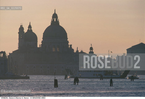 Localizzazione:..VENEZIA / DORSODURO..Oggetto:..Soggetto:..CHIESA DI S. MARIA DELLA SALUTE E BACINO S. MARCO / TRAMONTO FERRY-BOAT ACTV..Cronologia: ..XVII..Definizione Culturale:..   Autore: ..BALDASSARE LONGHENA..   Stile:..BAROCCO..   Editori/Stampatori:..   Committenza:..Materia e Tecnica:....Collocazione:..Note:..MONUMENTALE..Riproduzione Fotografica:..Graziano Arici/Rosebud2 .Copyright:..Graziano Arici/Rosebud2 .Data:..1995..Costo:..A..