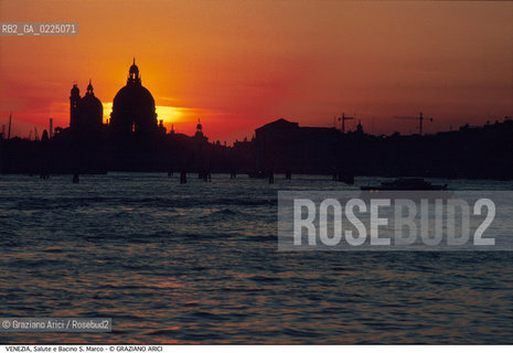 Localizzazione:..VENEZIA / DORSODURO..Oggetto:..Soggetto:..CHIESA DI S. MARIA DELLA SALUTE E BACINO S. MARCO / TRAMONTO..Cronologia: ....Definizione Culturale:..   Autore: ....   Stile:..   Editori/Stampatori:..   Committenza:..Materia e Tecnica:....Collocazione:..Note:..MONUMENTALE..Riproduzione Fotografica:..Graziano Arici/Rosebud2 .Copyright:..Graziano Arici/Rosebud2 .Data:..1995..Costo:..A..