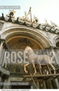 Localizzazione:..VENEZIA / S. MARCO..Oggetto:..Soggetto:..TRASPORTO DELLA COPIA DEI CAVALLI DI S. MARCO / BASILICA..Cronologia: ....Definizione Culturale:..   Autore: ..   Stile:....   Editori/Stampatori:..   Committenza:..Materia e Tecnica:..Collocazione:..Note:..MONUMENTALE..Riproduzione Fotografica:..Graziano Arici/Rosebud2 .Copyright:..Graziano Arici/Rosebud2 .Data:..1978..Costo:..A..