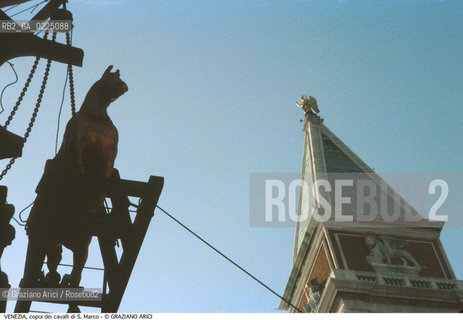 Localizzazione:..VENEZIA / S. MARCO..Oggetto:..Soggetto:..TRASPORTO DELLA COPIA DEI CAVALLI DI S. MARCO / CAMPANILE..Cronologia: ....Definizione Culturale:..   Autore: ..   Stile:....   Editori/Stampatori:..   Committenza:..Materia e Tecnica:..Collocazione:..Note:..MONUMENTALE..Riproduzione Fotografica:..Graziano Arici/Rosebud2 .Copyright:..Graziano Arici/Rosebud2 .Data:..1978..Costo:..A..
