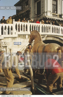 Localizzazione:..VENEZIA / S. MARCO..Oggetto:..Soggetto:..TRASPORTO DELLA COPIA DEI CAVALLI DI S. MARCO..Cronologia: ....Definizione Culturale:..   Autore: ..   Stile:....   Editori/Stampatori:..   Committenza:..Materia e Tecnica:..Collocazione:..Note:..MONUMENTALE..Riproduzione Fotografica:..Graziano Arici/Rosebud2 .Copyright:..Graziano Arici/Rosebud2 .Data:..1978..Costo:..A..