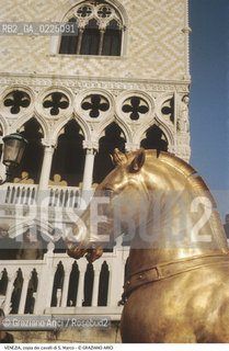 Localizzazione:..VENEZIA / S. MARCO..Oggetto:..Soggetto:..TRASPORTO DELLA COPIA DEI CAVALLI DI S. MARCO..Cronologia: ....Definizione Culturale:..   Autore: ..   Stile:....   Editori/Stampatori:..   Committenza:..Materia e Tecnica:..Collocazione:..Note:..MONUMENTALE..Riproduzione Fotografica:..Graziano Arici/Rosebud2 .Copyright:..Graziano Arici/Rosebud2 .Data:..1978..Costo:..A..