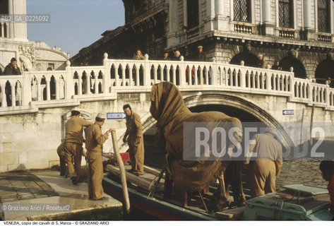 Localizzazione:..VENEZIA / S. MARCO..Oggetto:..Soggetto:..TRASPORTO DELLA COPIA DEI CAVALLI DI S. MARCO..Cronologia: ....Definizione Culturale:..   Autore: ..   Stile:....   Editori/Stampatori:..   Committenza:..Materia e Tecnica:..Collocazione:..Note:..MONUMENTALE..Riproduzione Fotografica:..Graziano Arici/Rosebud2 .Copyright:..Graziano Arici/Rosebud2 .Data:..1978..Costo:..A..
