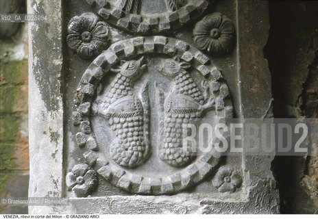 Localizzazione:..VENEZIA / CANNAREGIO..Oggetto:..Soggetto:..CORTE DEL MILION / RILIEVI MARMOREI..Cronologia: ..XI XII SECOLO..Definizione Culturale:..   Autore: ..   Stile:..VENETO BIZANTINO..   Editori/Stampatori:..   Committenza:..Materia e Tecnica:..Collocazione:..Note:..MONUMENTALE..Riproduzione Fotografica:..Graziano Arici/Rosebud2 .Copyright:..Graziano Arici/Rosebud2 .Data:..1995..Costo:..A..