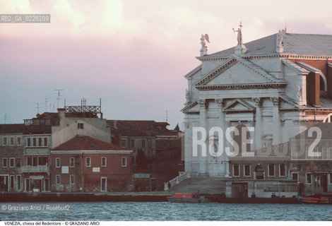 Localizzazione:..VENEZIA / ISOLA DELLA GIUDECCA..Oggetto:..Soggetto:..CHIESA DEL REDENTORE..Cronologia: ..XVI SECOLO..Definizione Culturale:..   Autore: ..ANDREA PALLADIO..ANTONIO DA PONTE..   Stile:..PALLADIANO..   Editori/Stampatori:..   Committenza:..Materia e Tecnica:..Collocazione:..Note:..MONUMENTALE..Riproduzione Fotografica:..Graziano Arici/Rosebud2 .Copyright:..Graziano Arici/Rosebud2 .Data:..1995..Costo:..A..